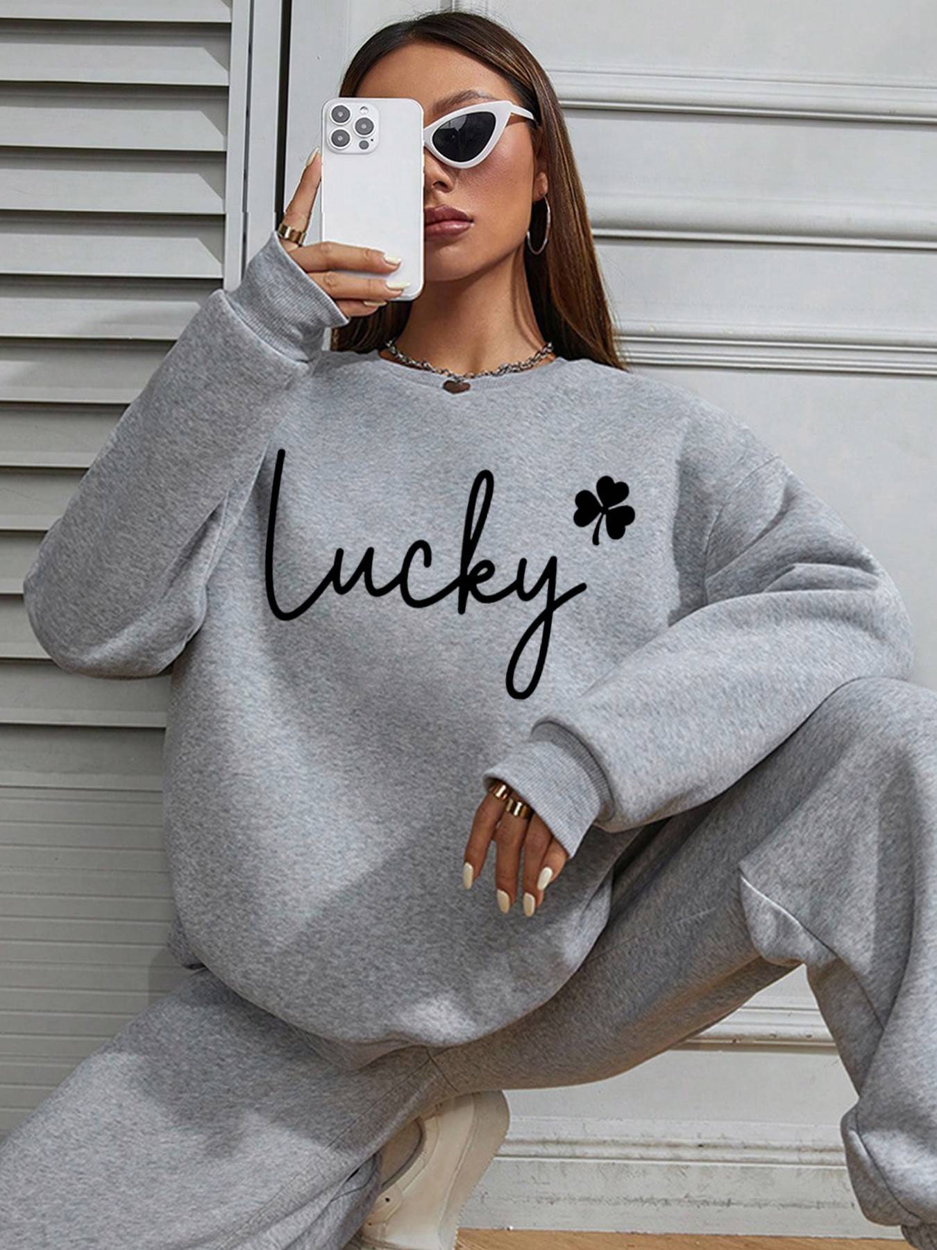 Women's Basic Crew Neck Sweatshirt - Long Sleeve with Pockets